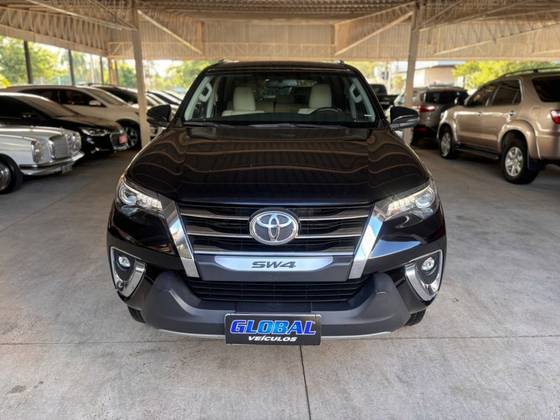 TOYOTA HILUX SW4 2.8 SRX DIAMOND 4X4 7 LUGARES 16V TURBO INTERCOOLER DIESEL 4P AUTOMÁTICO TOYOTA HILUX SW4 2.8 SRX DIAMOND 4X4 7 LUGARES 16V TURBO INTERCOOLER DIESEL 4P AUTOMÁTICO